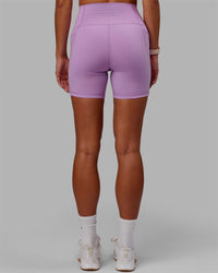 Woman wearing Fusion Ultra High-Rise 6" Short Pockets - Light Violet | Model:Asia | Size:S | Thumbnail Index: 2