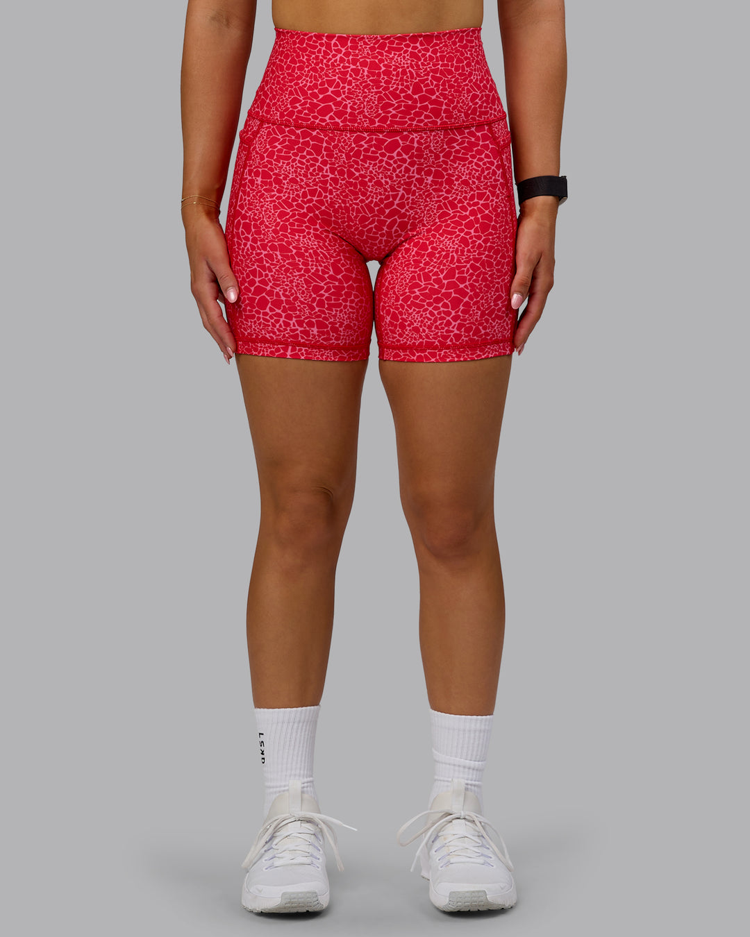Woman wearing Fusion Ultra High-Rise 6" Short Pockets - Red Vitality Print | Model:Halle | Size:S - view 8