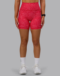 Woman wearing Fusion Ultra High-Rise 6" Short Pockets - Red Vitality Print | Model:Halle | Size:S | Thumbnail Index: 7