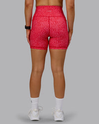 Woman wearing Fusion Ultra High-Rise 6" Short Pockets - Red Vitality Print | Model:Halle | Size:S | Thumbnail Index: 2