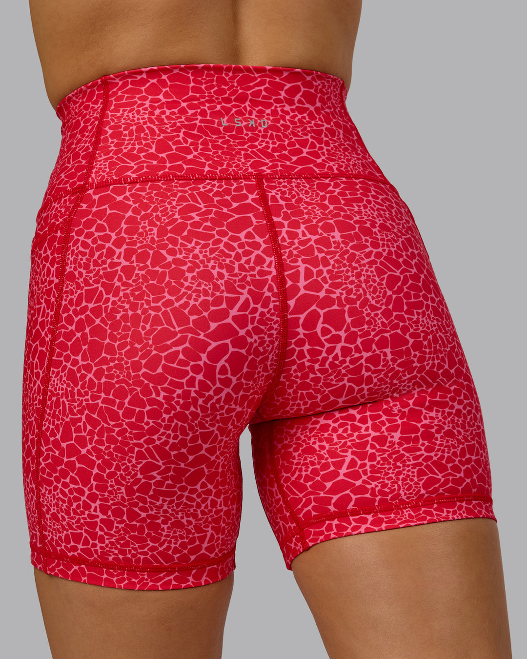 Woman wearing Fusion Ultra High-Rise 6" Short Pockets - Red Vitality Print | Model:Halle | Size:S - view 7