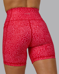 Woman wearing Fusion Ultra High-Rise 6" Short Pockets - Red Vitality Print | Model:Halle | Size:S | Thumbnail Index: 6