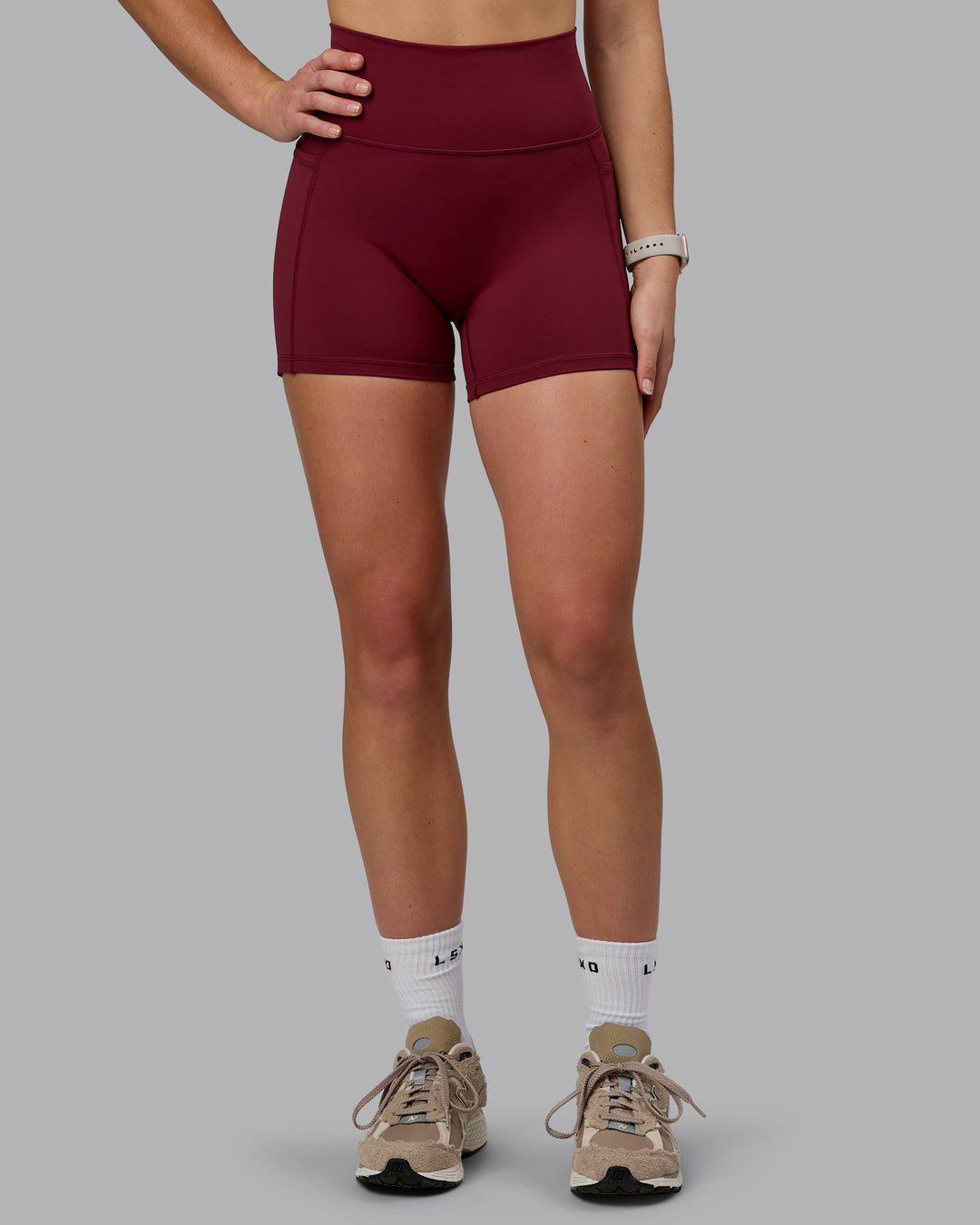 Woman wearing Fusion Ultra High-Rise 4" Short Pockets - Cordovan | Model:Chloe | Size:XS - view 9