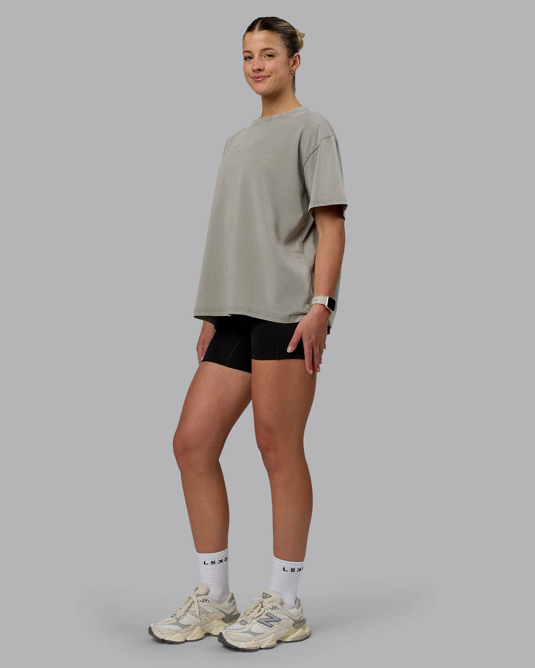 Woman wearing Go-To FLXCotton Oversized Tee Washed - Elephant - view 2