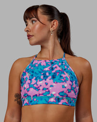 Woman wearing Lift High Neck Sports Bra - Neon Camo | Thumbnail Index: 4
