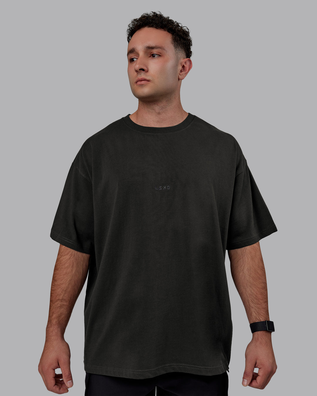 Man wearing MVP Heavyweight Tee Oversize - Pirate Black - view 2