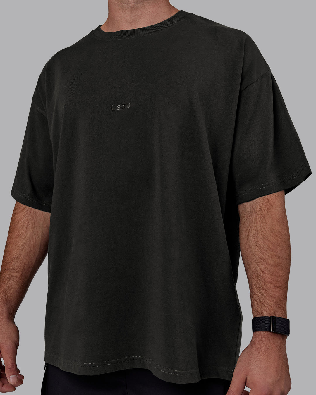 Man wearing MVP Heavyweight Tee Oversize - Pirate Black - view 5