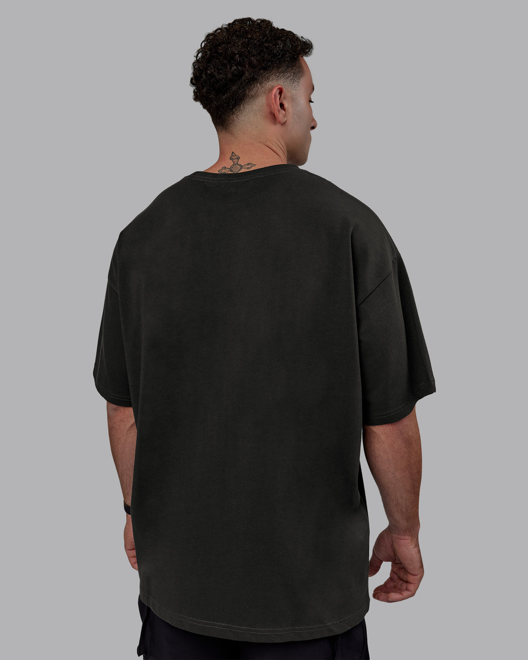 Man wearing MVP Heavyweight Tee Oversize - Pirate Black - view 3