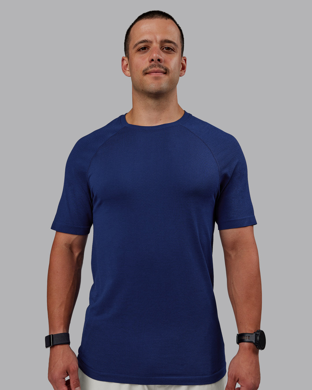 Man wearing AeroFLX+ Seamless Tee - Midnight Blue/Midnight Blue Marl | Model:Jakob | Size:S - view 2