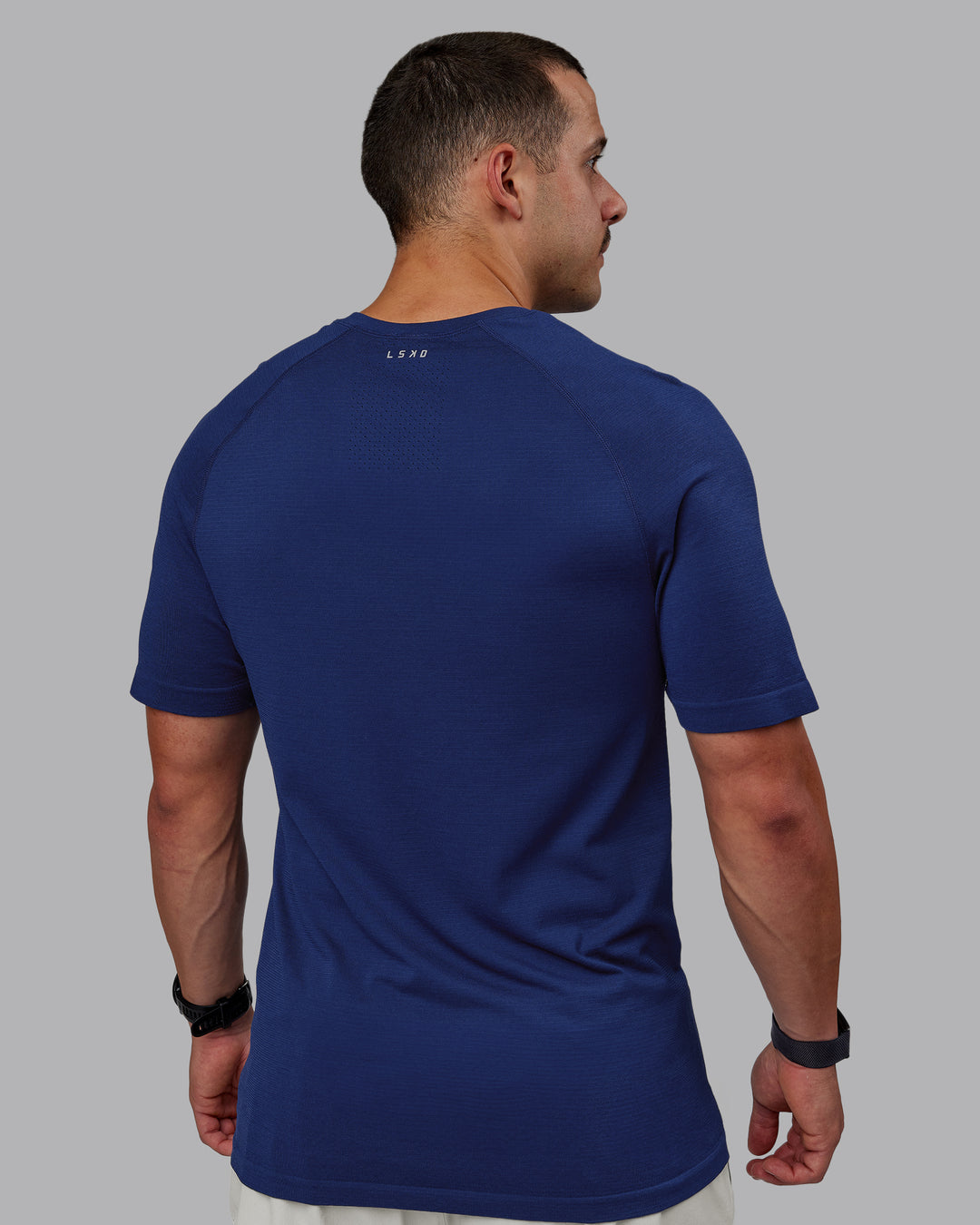 Man wearing AeroFLX+ Seamless Tee - Midnight Blue/Midnight Blue Marl | Model:Jakob | Size:S - view 4