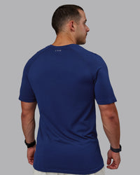 Man wearing AeroFLX+ Seamless Tee - Midnight Blue/Midnight Blue Marl | Model:Jakob | Size:S | Thumbnail Index: 3