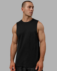 Man wearing LSKD AeroFlx thank in black