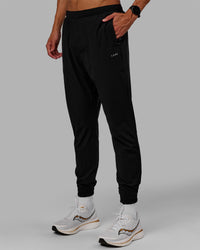 Man wearing Train-Lite FLXMAX Pant - Black | Thumbnail Index: 10
