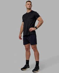 Man wearing Pace Running Tee - Black | Thumbnail Index: 4