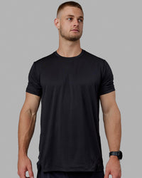 Man wearing Pace Running Tee - Black | Thumbnail Index: 0