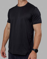 Man wearing Pace Running Tee - Black | Thumbnail Index: 7