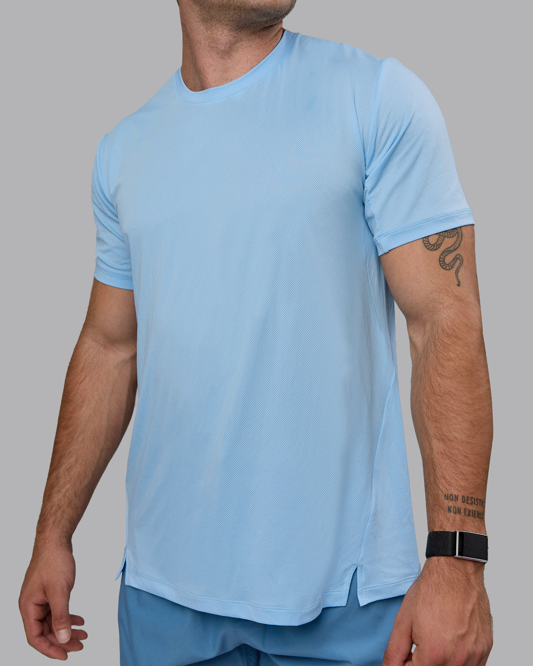 Man wearing Pace Running Tee - Glacial Blue - view 5