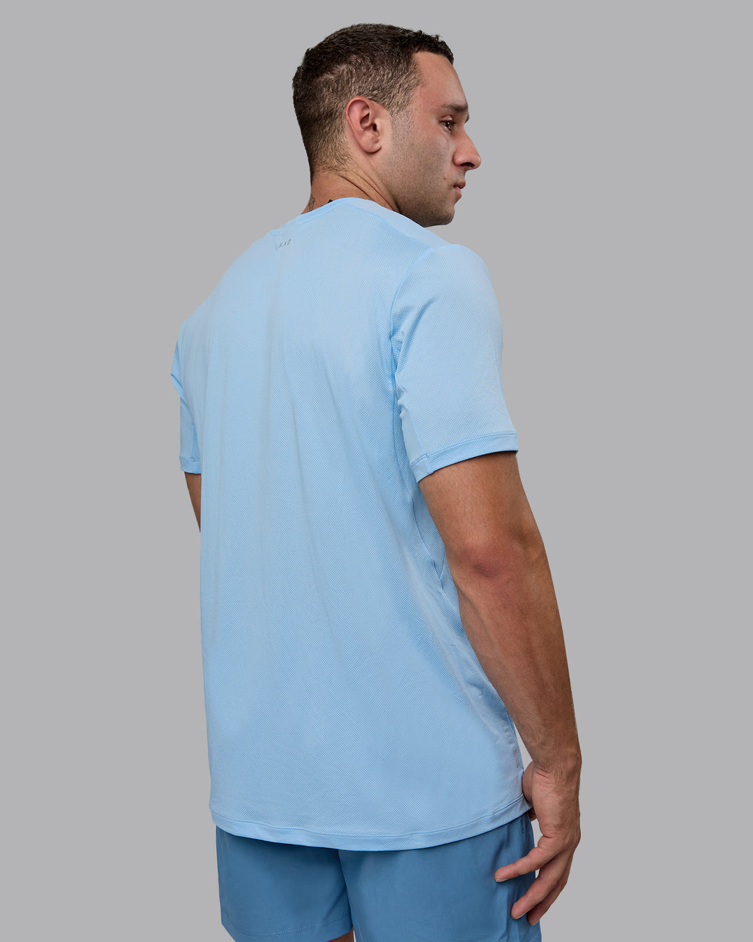Man wearing Pace Running Tee - Glacial Blue - view 4