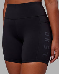 Woman wearing Rep Ultra High-Rise 6" Short Pockets - Black-Black | Model:Sierra | Size:L | Thumbnail Index: 4