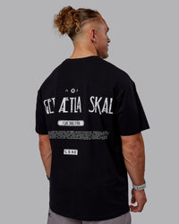 Man wearing Sara GET ÆTLA SKAL Unisex FLXCotton Tee Oversize - Black-White | Thumbnail Index: 8