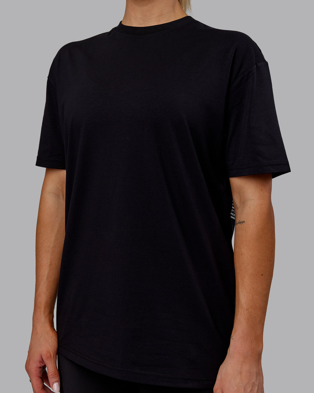 Woman wearing Sara GET ÆTLA SKAL Unisex FLXCotton Tee Oversize - Black-White - view 8