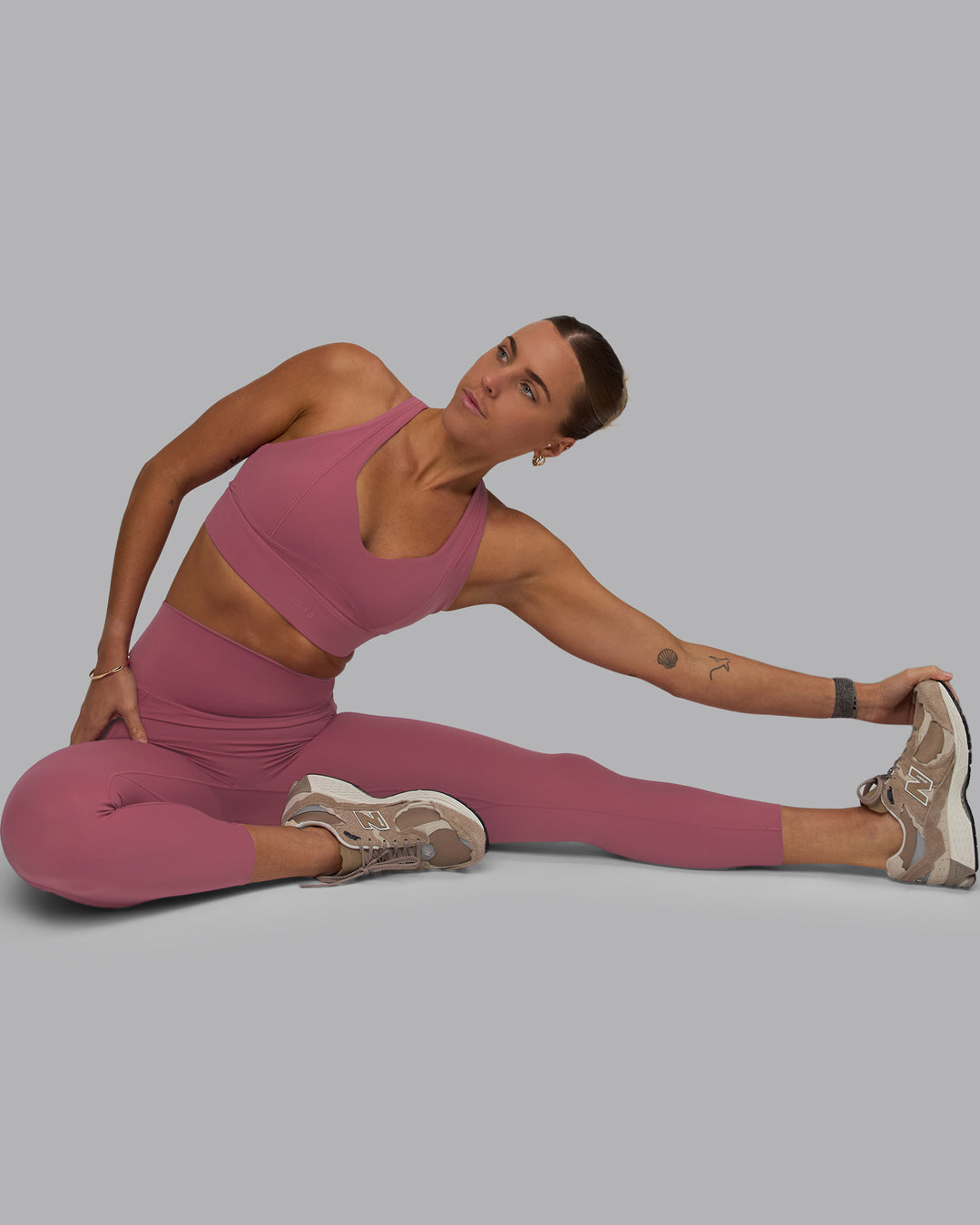 Woman wearing Sculpt Sports Bra - Mauve Haze - view 6