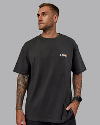 Man wearing Unisex E.T.J FLXCotton Tee Oversize - Pirate Black-Pop Pink | Thumbnail Index: 2