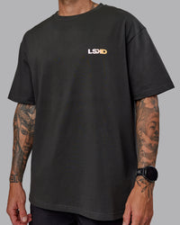 Man wearing Unisex E.T.J FLXCotton Tee Oversize - Pirate Black-Pop Pink | Thumbnail Index: 3