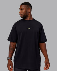 Man wearing Unisex Leg It FLXCotton Tee Oversize - Black-Volt | Thumbnail Index: 4