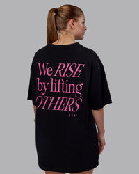 Woman wearing Unisex Lift-Up FLXCotton Tee Oversize - Black-Fuschia Pink | Thumbnail Index: 1