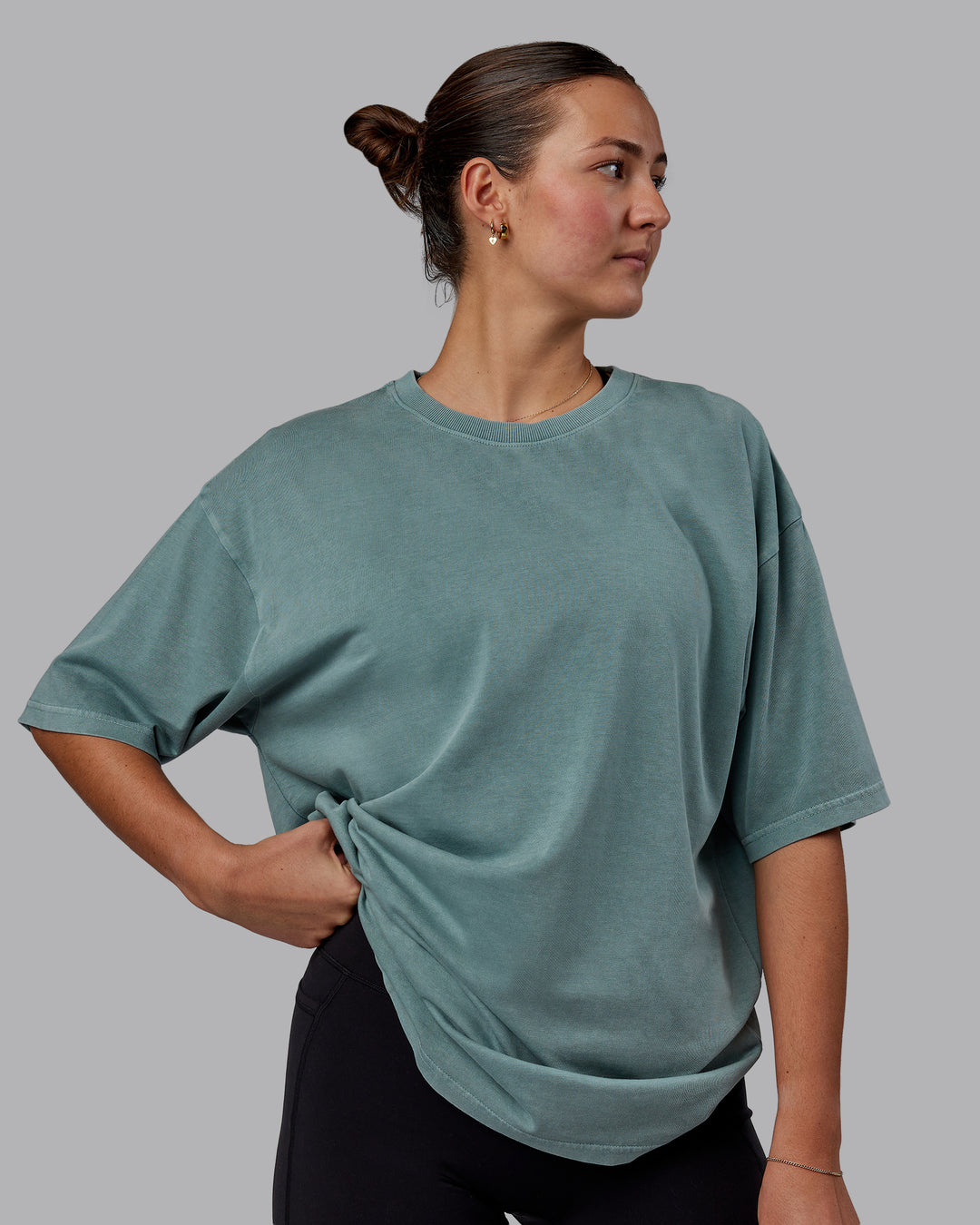 Woman wearing Unisex Washed Lifting Club Heavyweight Tee Oversize - Storm-Black - view 4