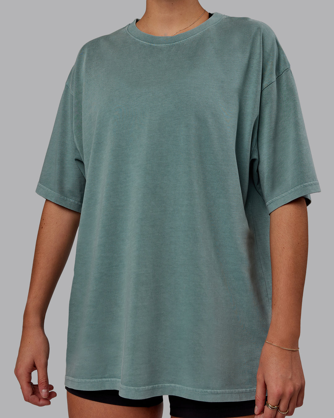 Woman wearing Unisex Washed Lifting Club Heavyweight Tee Oversize - Storm-Black - view 10