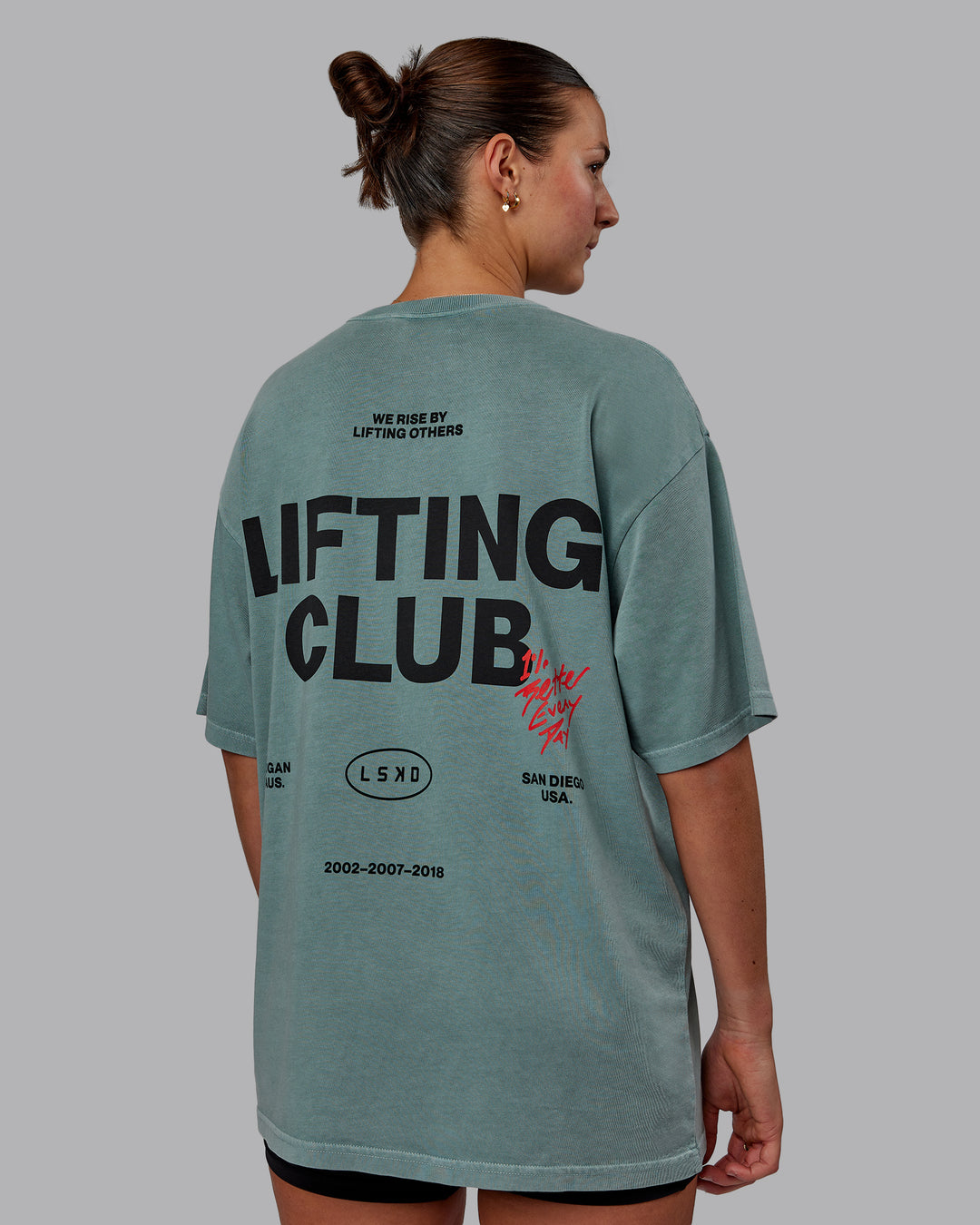 Woman wearing Unisex Washed Lifting Club Heavyweight Tee Oversize - Storm-Black - view 3