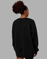 Woman wearing Unisex MVP Sweater Oversize - Black | Thumbnail Index: 9