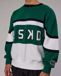 Man wearing Unisex PrimeTime Sweater Oversize - Malachite-White | Thumbnail Index: 11