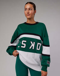 Woman wearing Unisex PrimeTime Sweater Oversize - Malachite-White | Thumbnail Index: 4