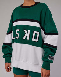 Woman wearing Unisex PrimeTime Sweater Oversize - Malachite-White | Thumbnail Index: 6