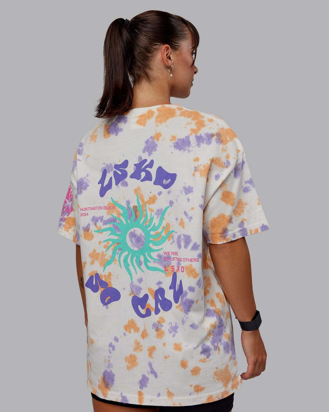 Woman wearing Unisex Washed Huntington 24 Heavyweight Tee Oversize - Tie Dye Tangerine-Dahlia Purple - view 10