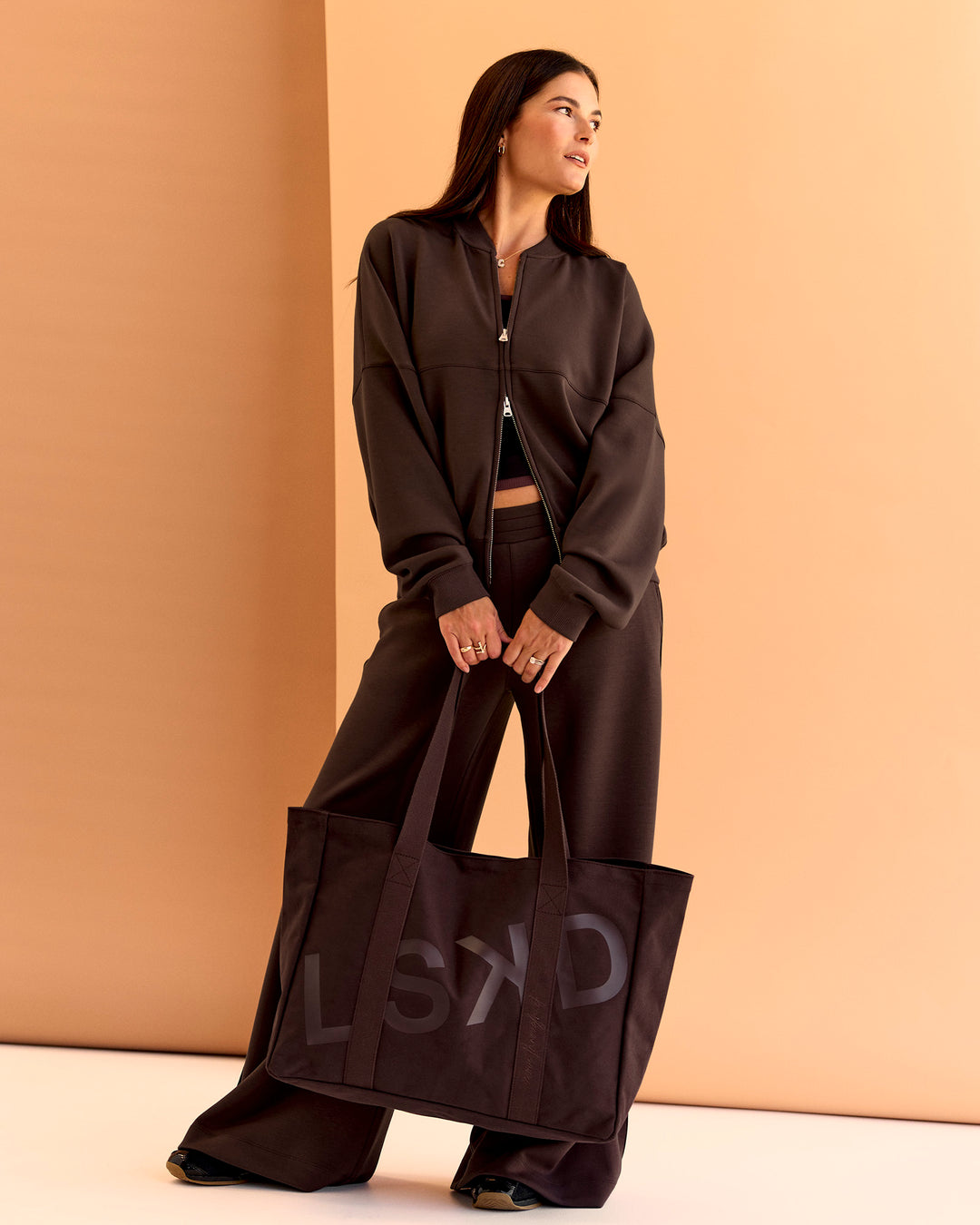 Woman wearing CF Move Through Tote - Hot Chocolate | Model:Chloe - view 4