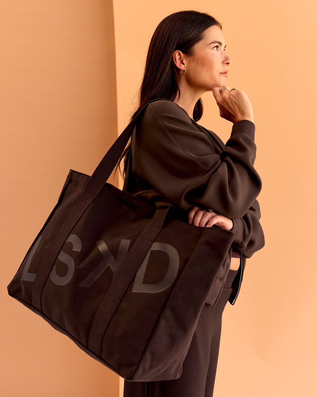 Woman wearing CF Move Through Tote - Hot Chocolate | Model:Chloe - view 1