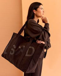 Woman wearing CF Move Through Tote - Hot Chocolate | Model:Chloe | Thumbnail Index: 0
