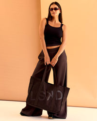 Woman wearing CF Move Through Tote - Hot Chocolate | Model:Chloe | Thumbnail Index: 5