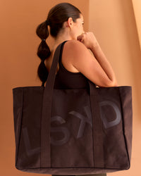 Woman wearing CF Move Through Tote - Hot Chocolate | Model:Chloe | Thumbnail Index: 7