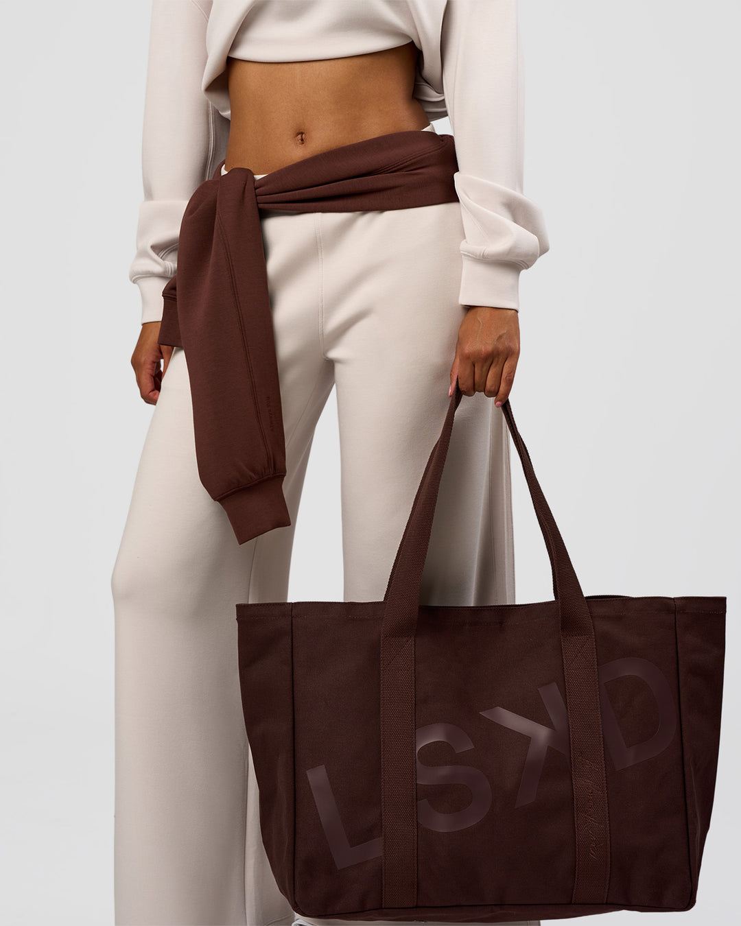 Woman wearing CF Move Through Tote - Hot Chocolate | Model:Jordan - view 7