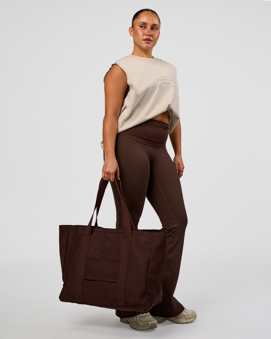 Woman wearing CF Move Through Tote - Hot Chocolate | Model:Simmy - view 9