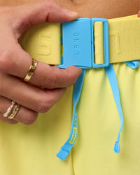 Woman wearing Rep Run Belt 2.0 - Baltic Sea-Lemon | Model:Grace | Thumbnail Index: 4