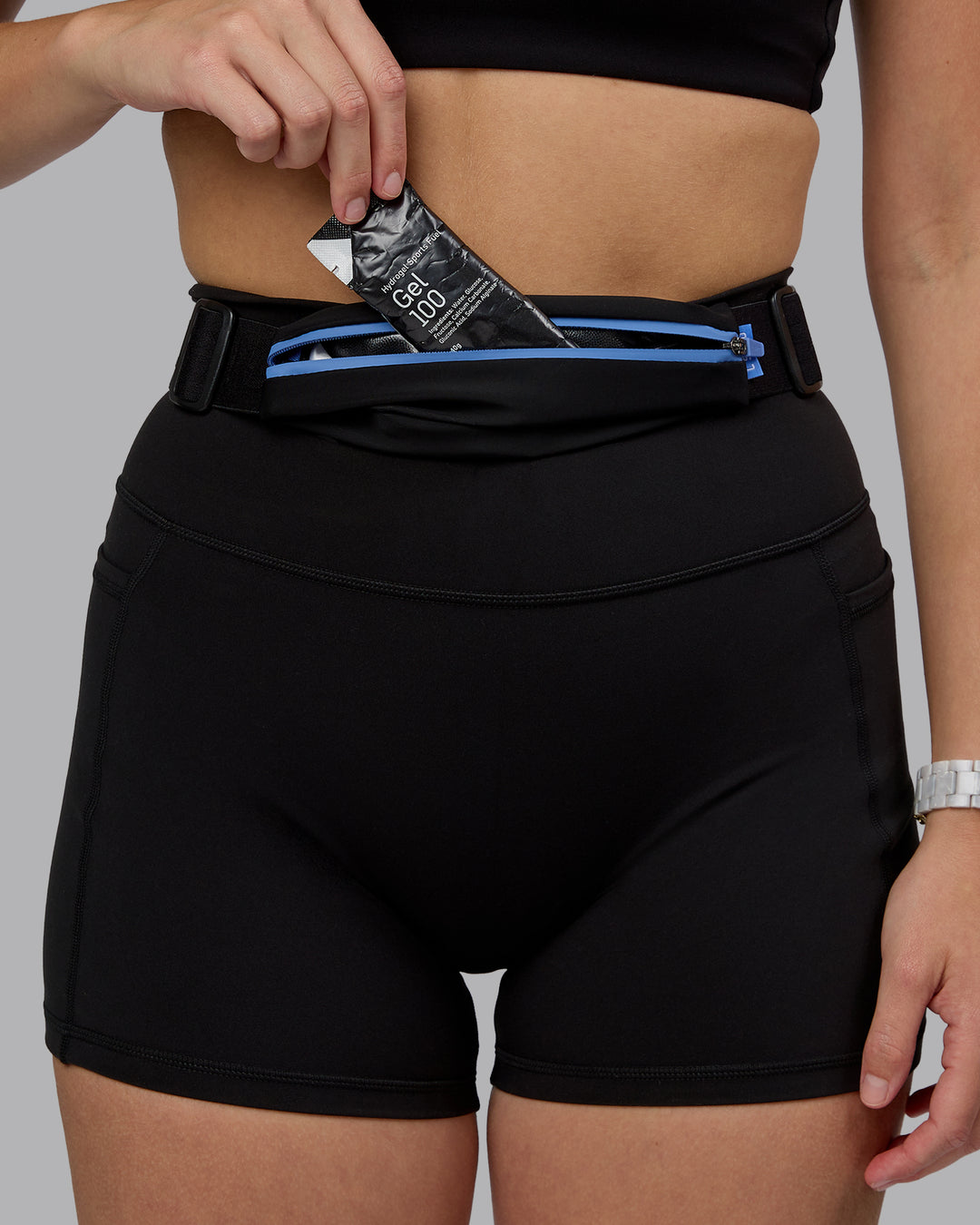 Woman wearing Rep Running Belt 2.0 - Black-Ultramarine - view 6