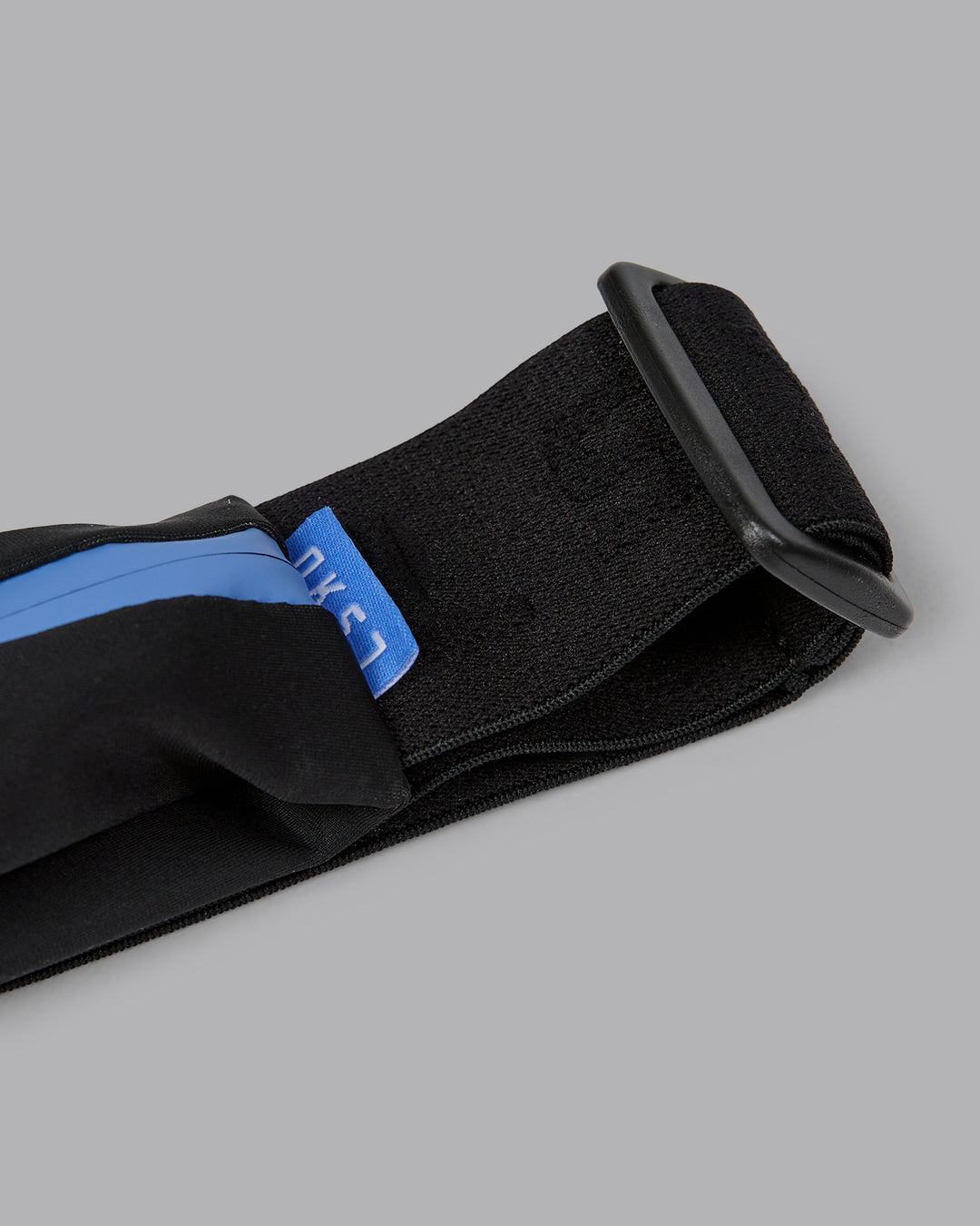 Woman wearing Rep Running Belt 2.0 - Black-Ultramarine - view 5
