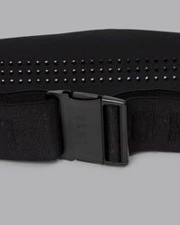 Woman wearing Rep Running Belt 2.0 - Black-Ultramarine | Thumbnail Index: 3