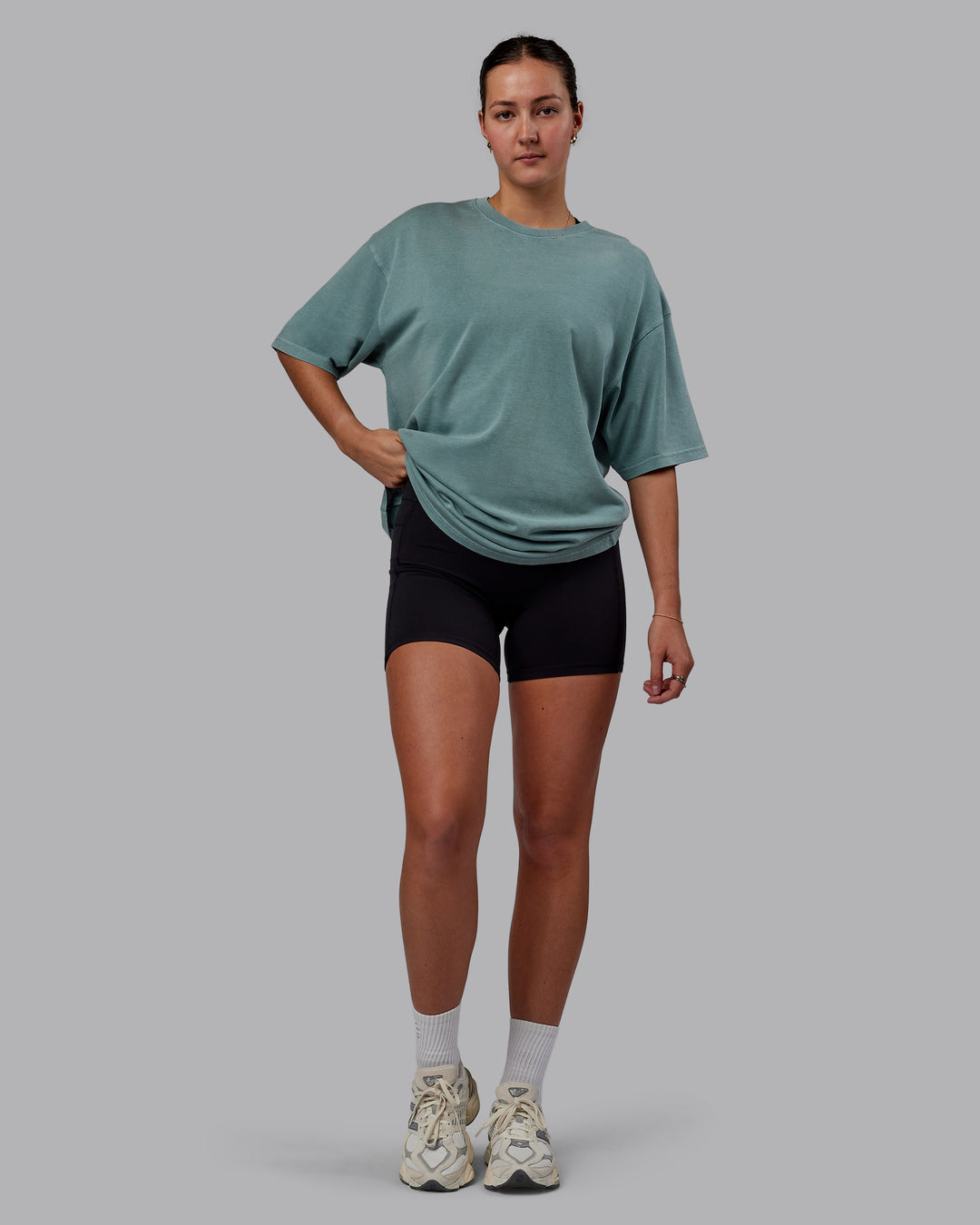 Woman wearing Unisex Washed Lifting Club Heavyweight Tee Oversize - Storm-Black - view 9